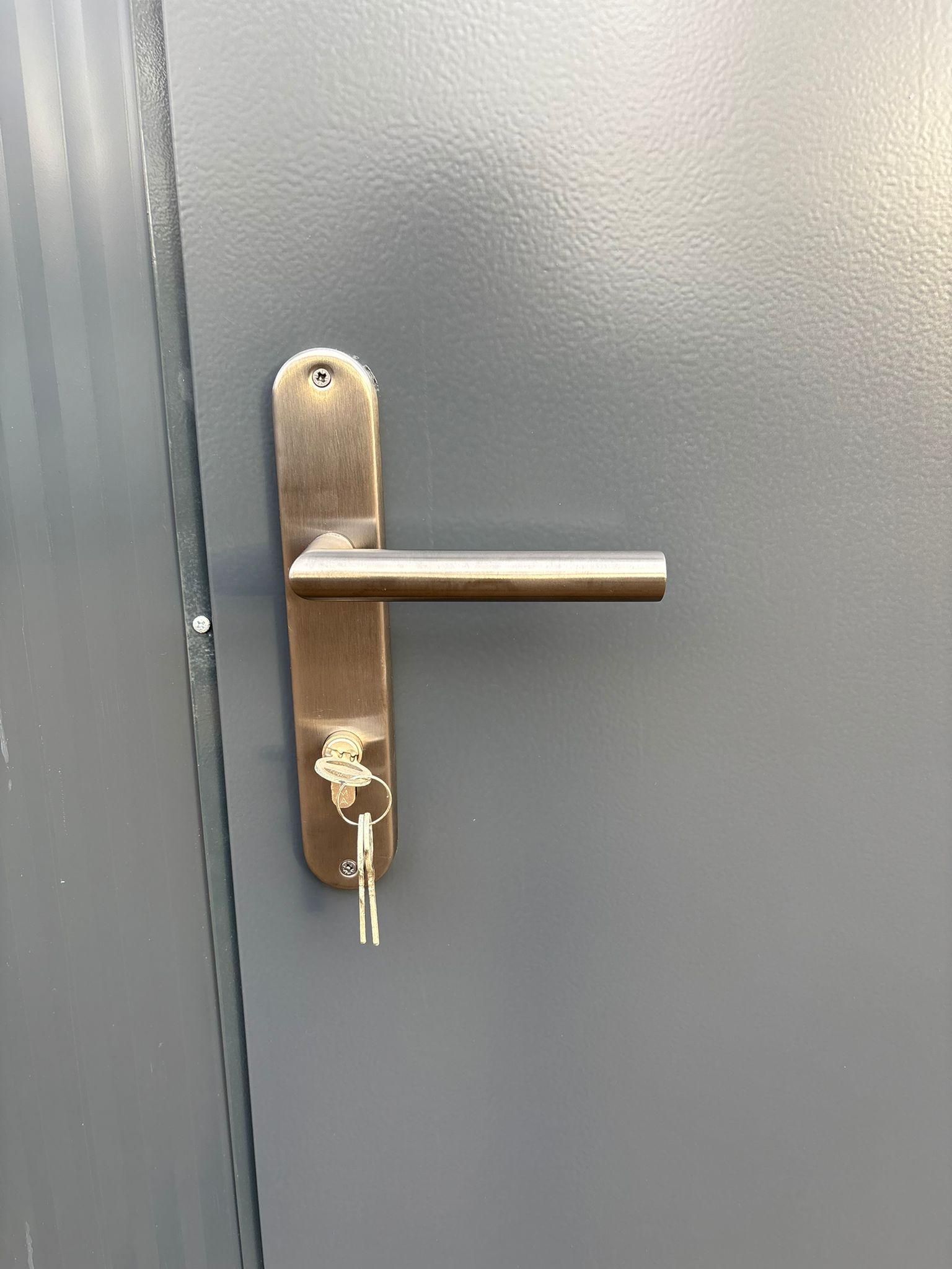 Deurklink van een toilet- en doucheunit.