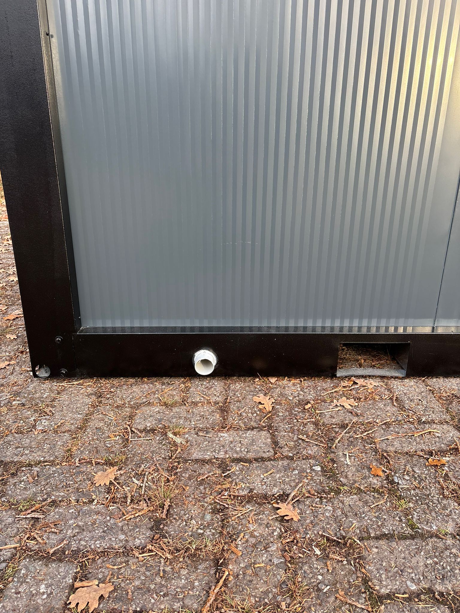 Doucheput en vloerputafvoer in een toilet- en doucheunit.