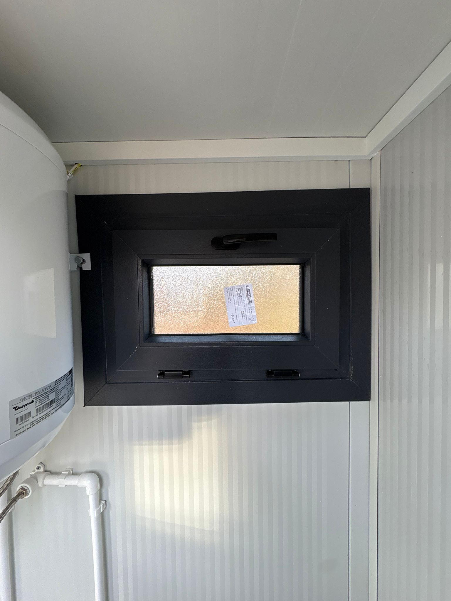 Dicht draaikiepraam van een toilet- en doucheunit.