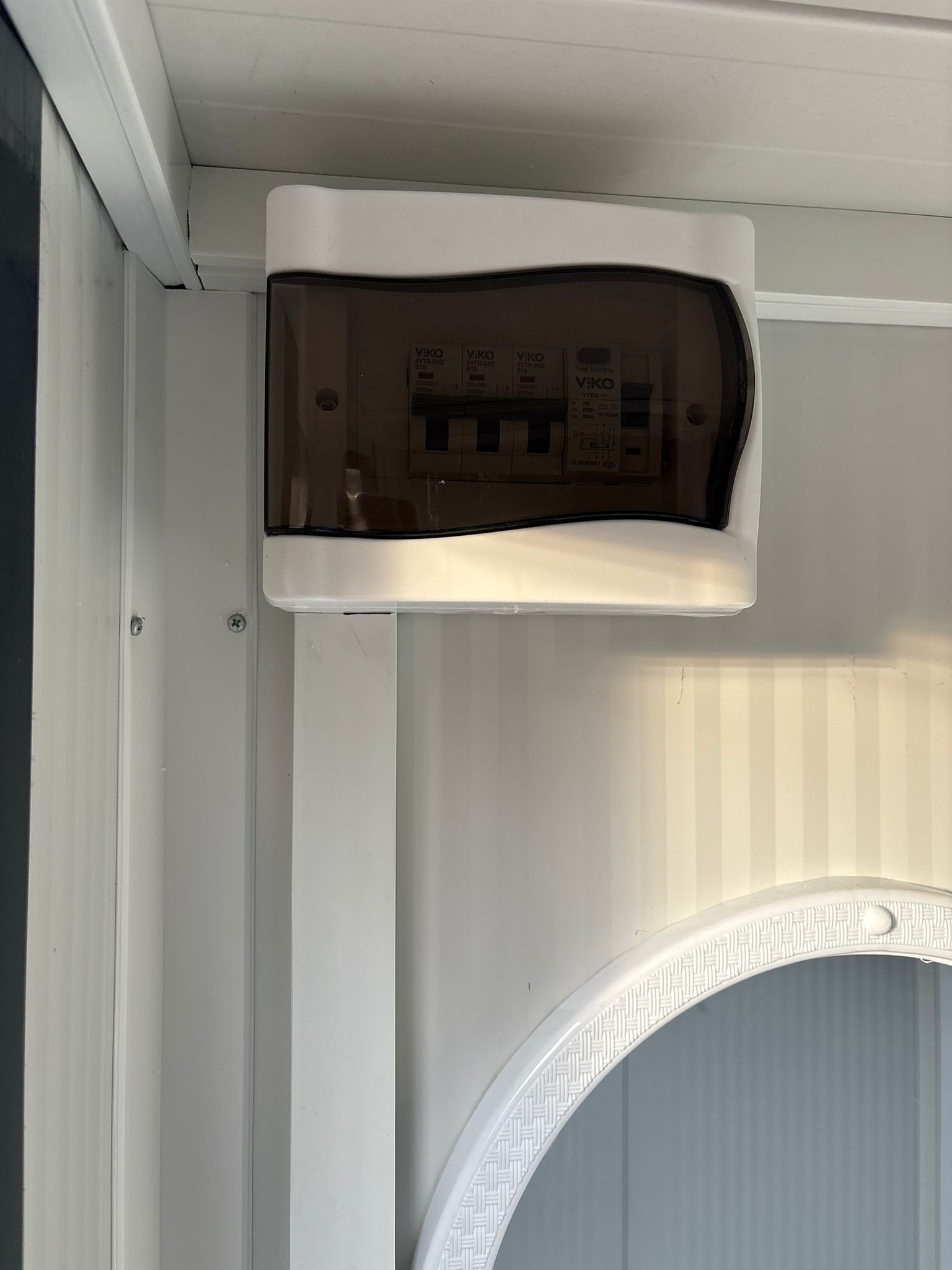 Groepenkast van een toilet- en doucheunit.