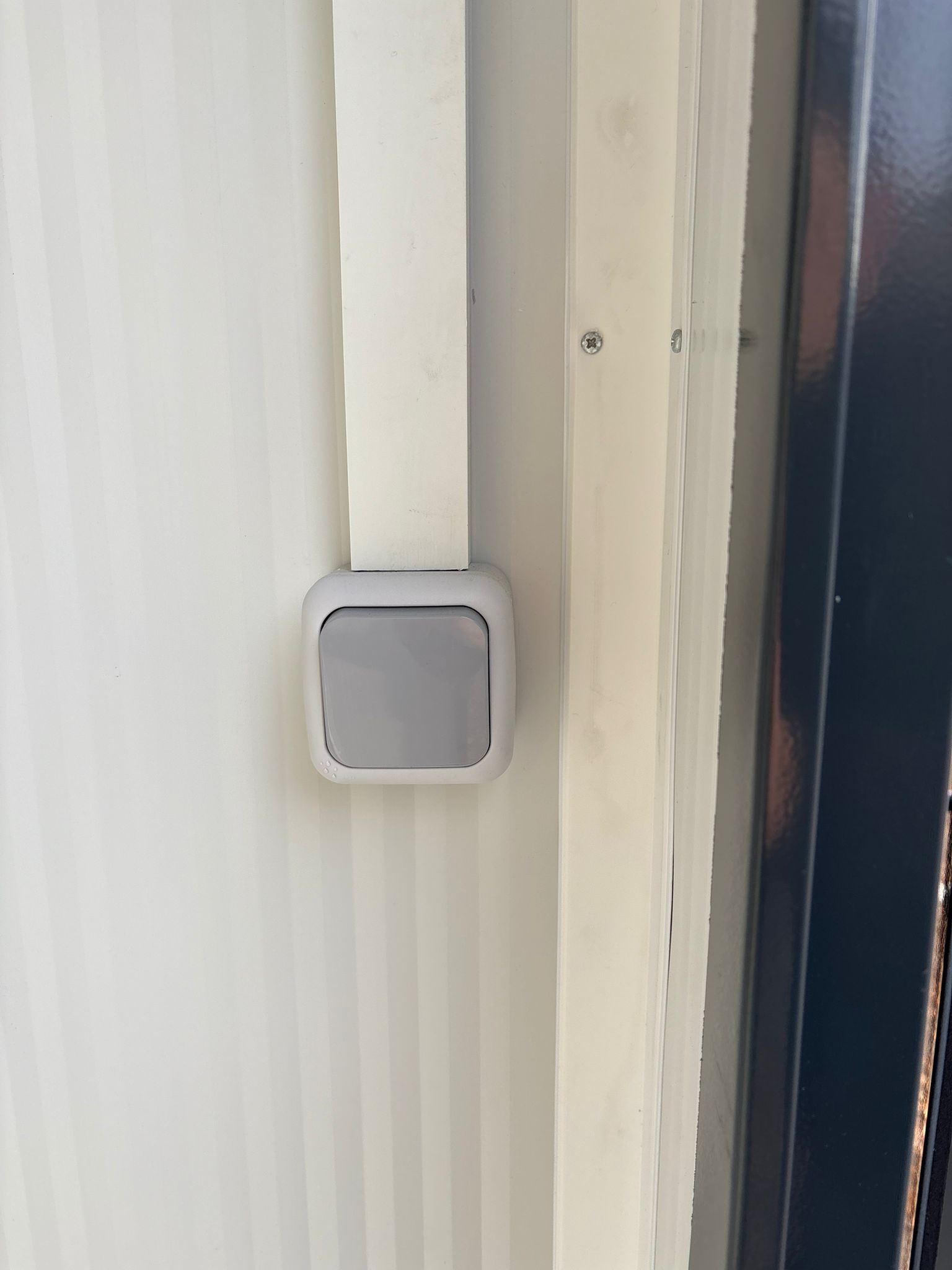 Lichtschakelaar in de doucheruimte van een toilet- en doucheunit.