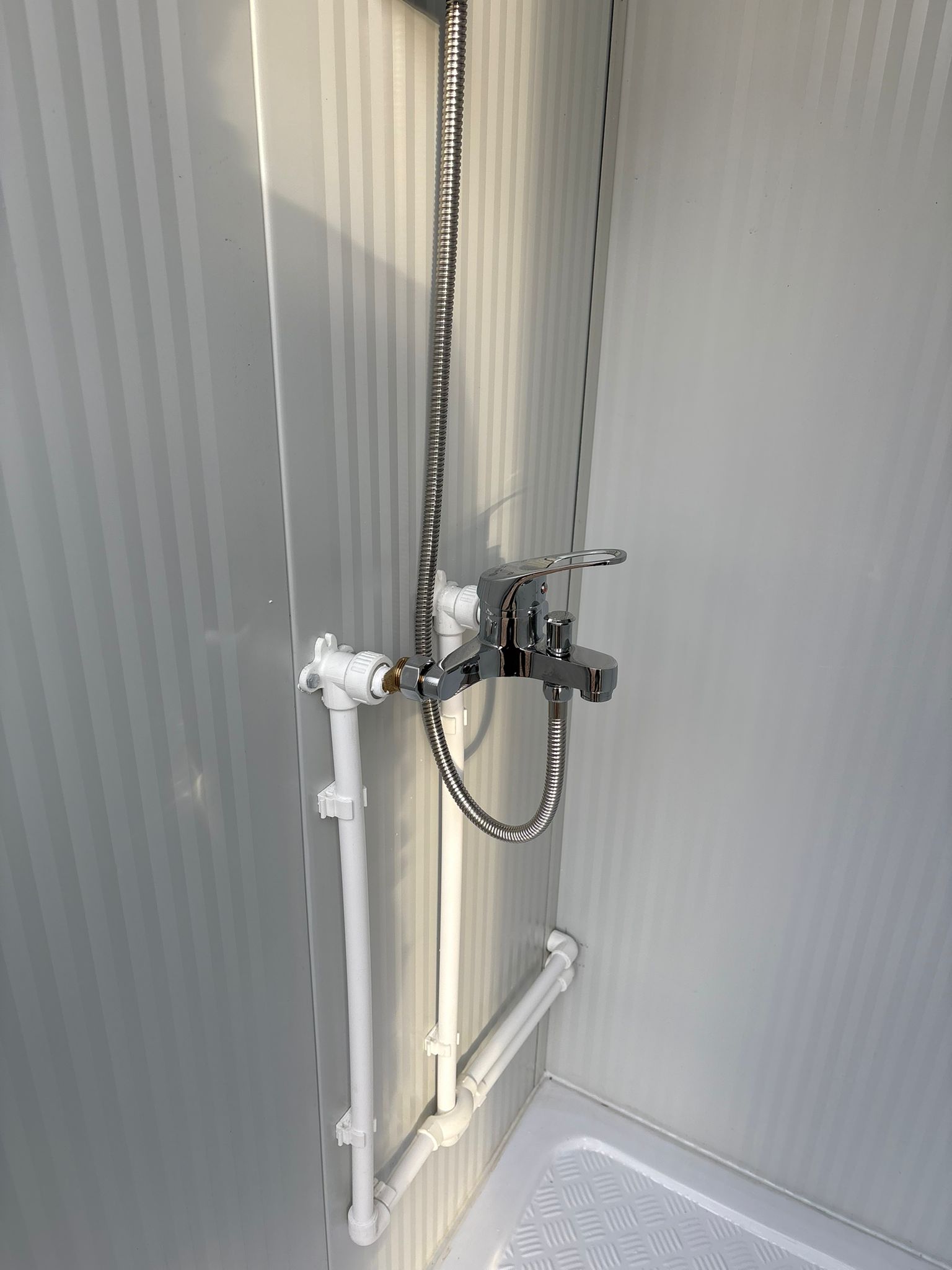 Mengkraan in een toilet- en doucheunit.