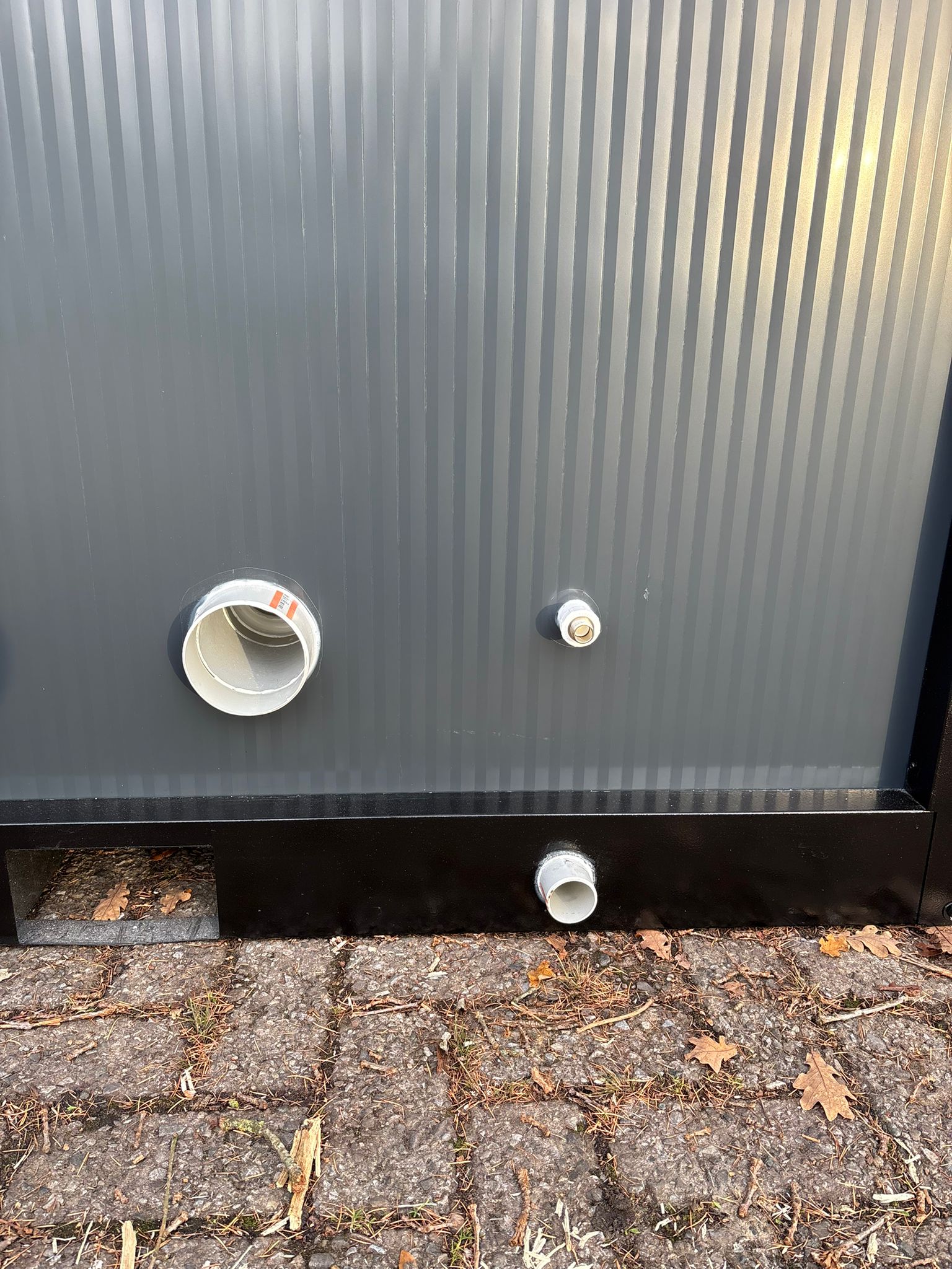 Toevoer en afvoer van een toilet- en doucheunit.