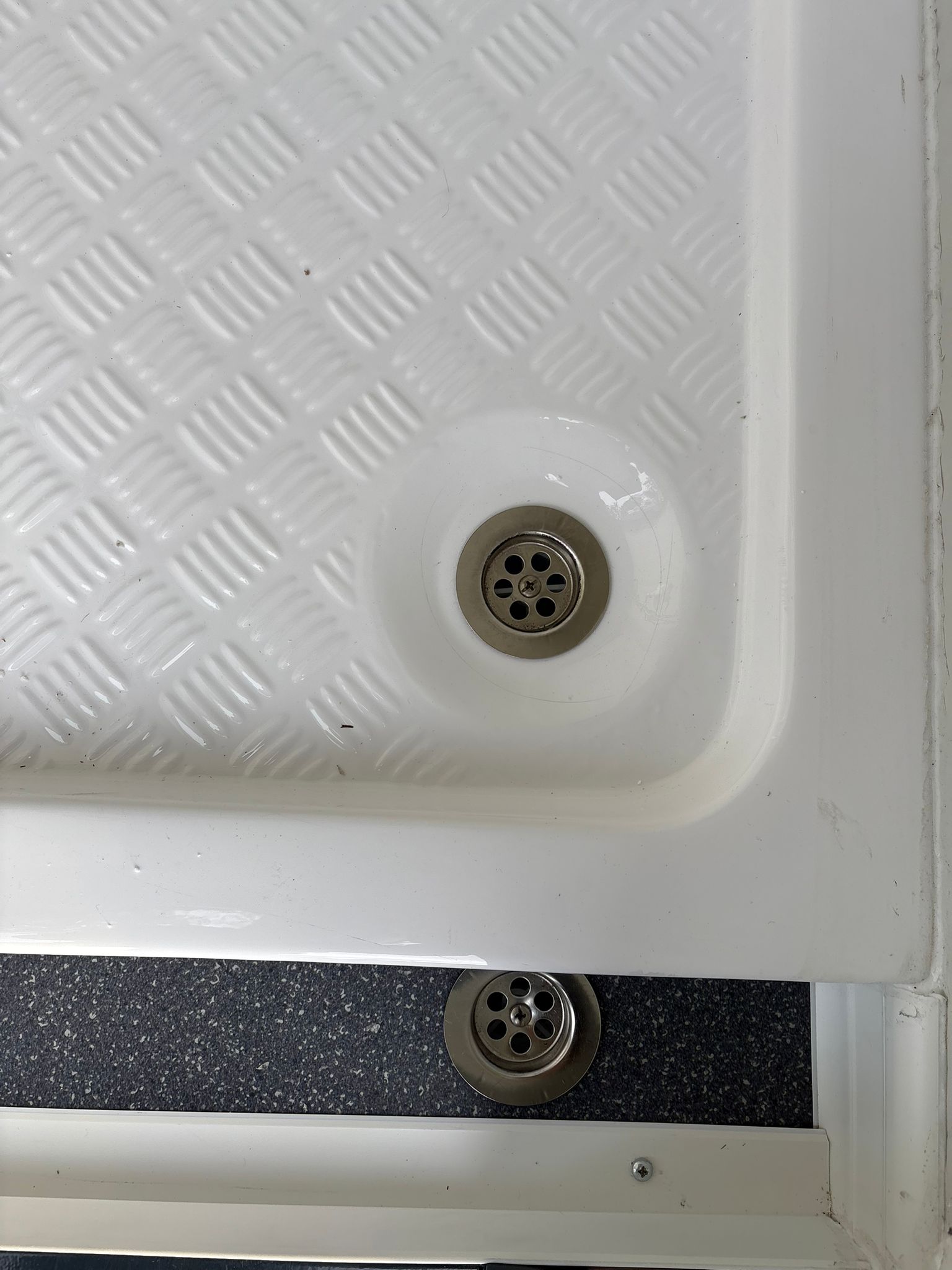 Vloerputten in een toilet- en doucheunit.