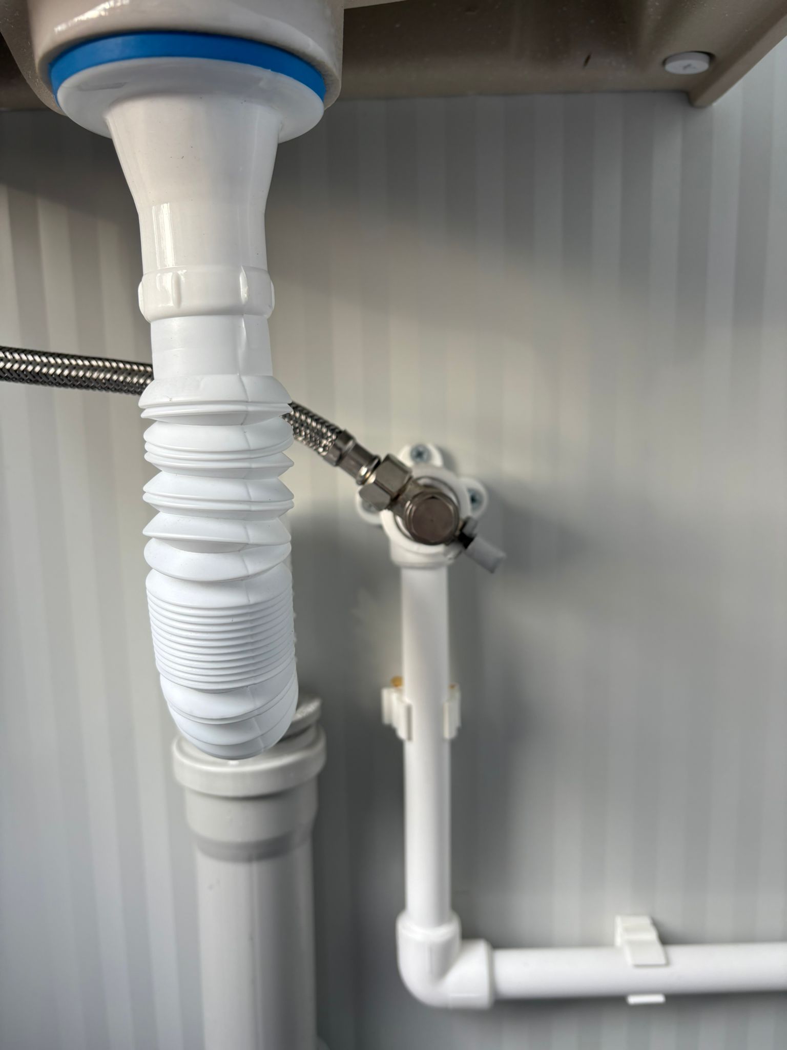 Aansluiting van de fontein in een dubbele toiletunit.