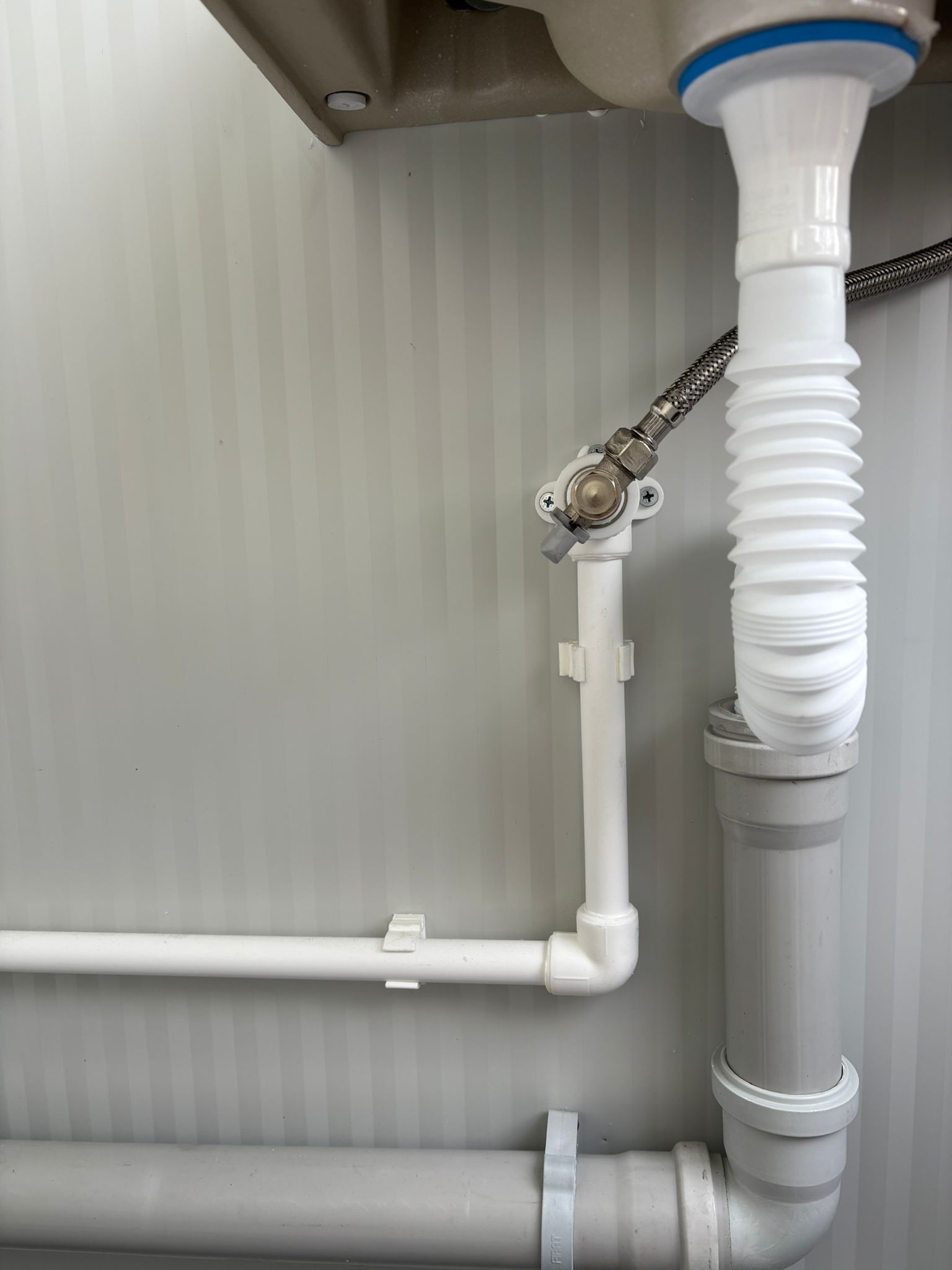 Aansluiting van de fonteinset aan de rechterzijde van een dubbele toiletunit.