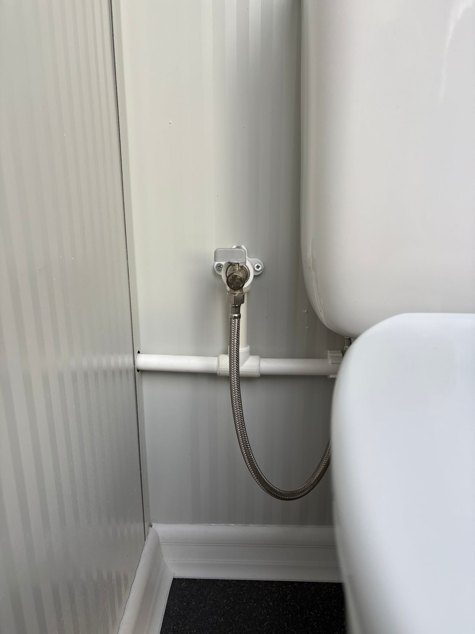 Aansluiting van het toilet in een dubbele toiletunit.