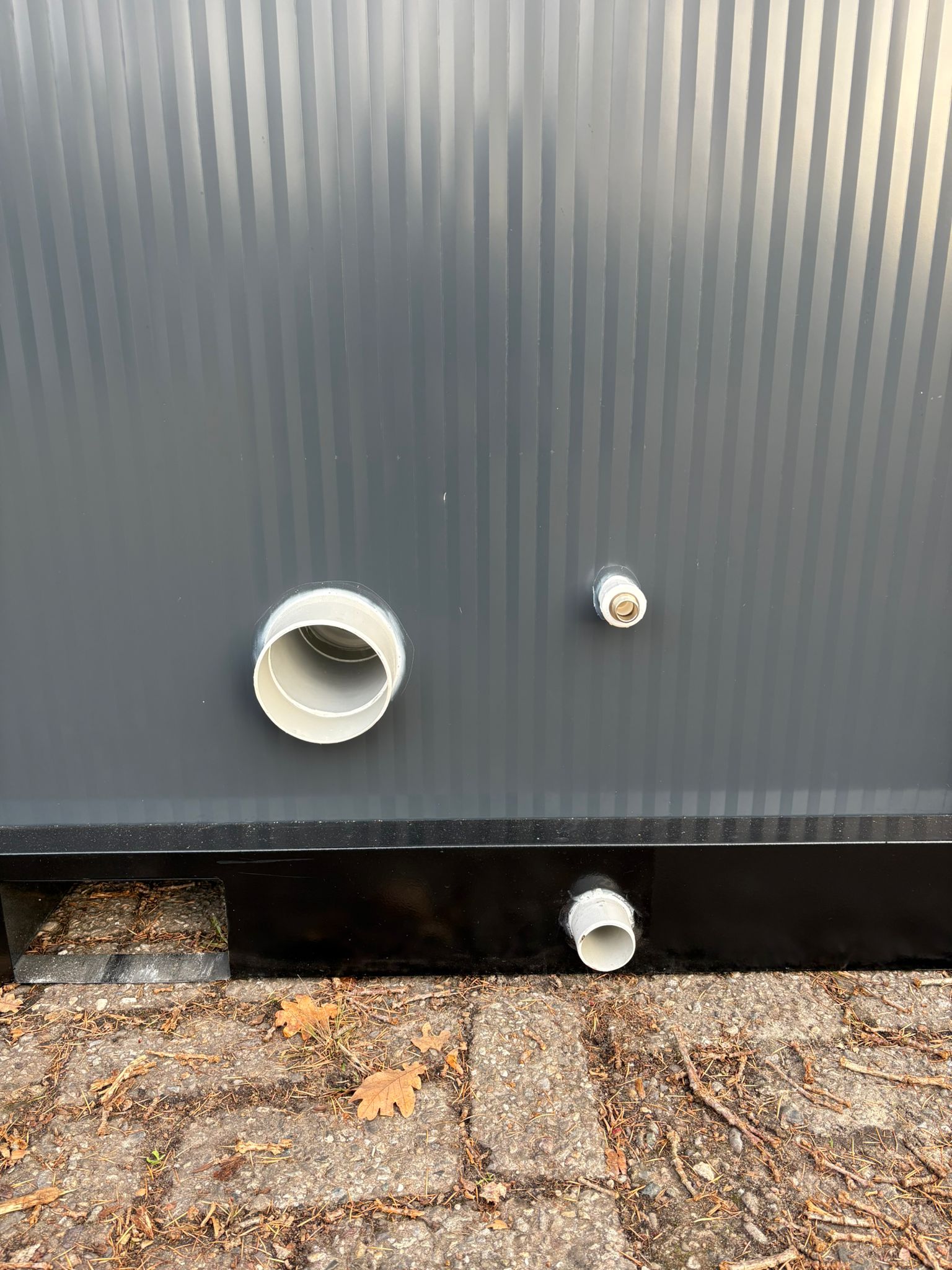 Afvoer en toevoer van een dubbele toiletunit.