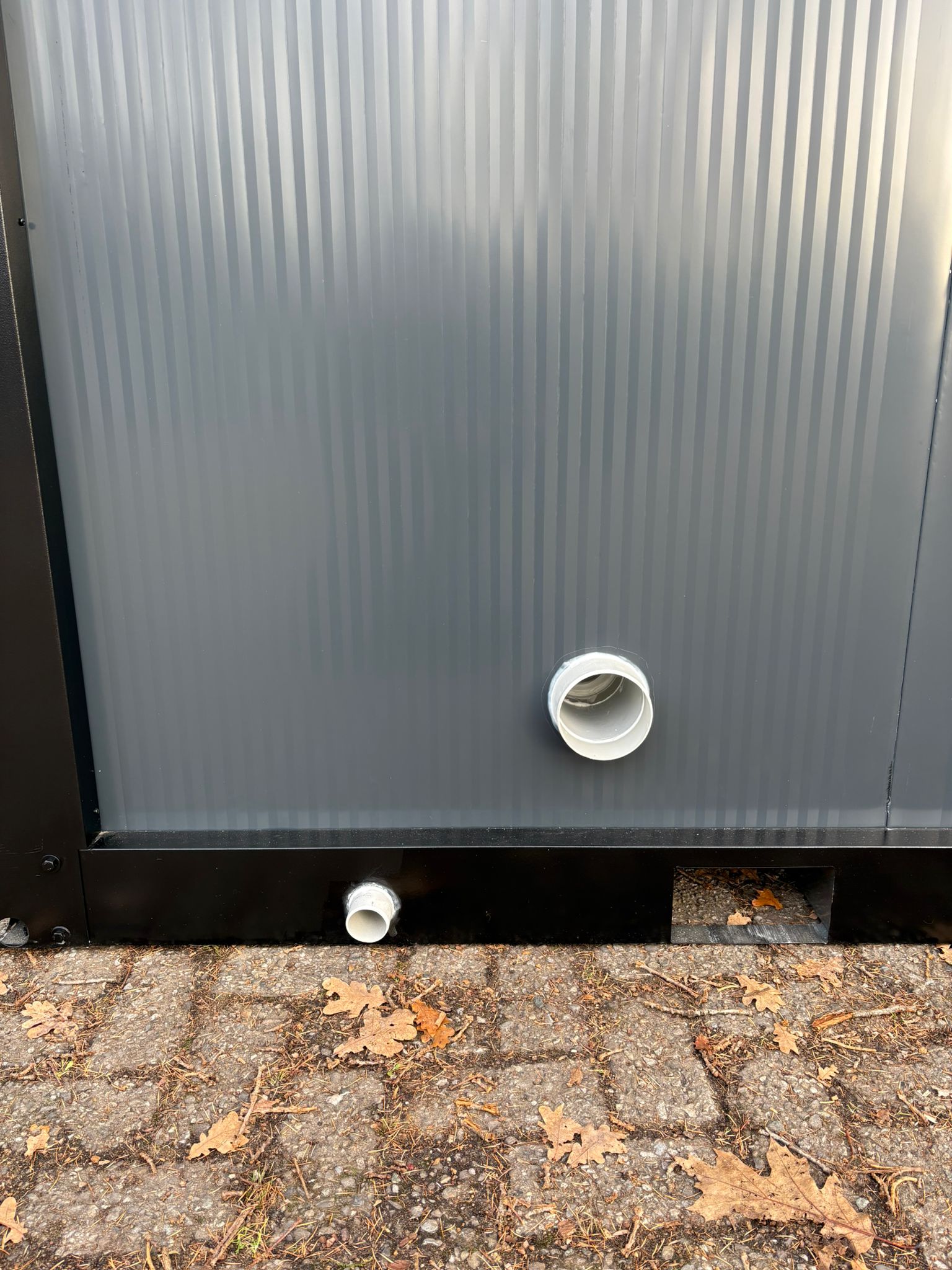 Afvoeren van een dubbele toiletunit.