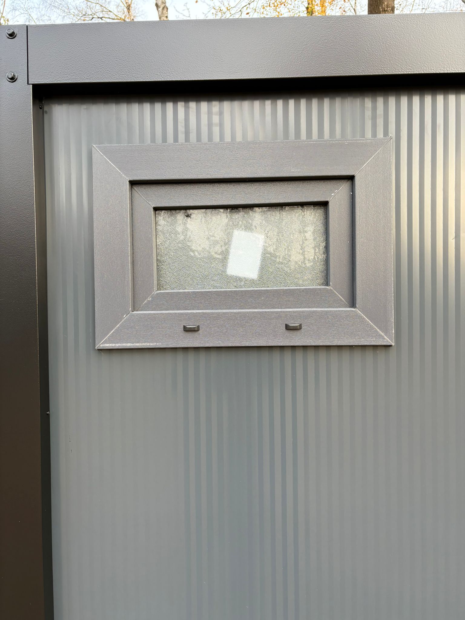 Buitenzijde van het draaikiepraam van een dubbele toiletunit.