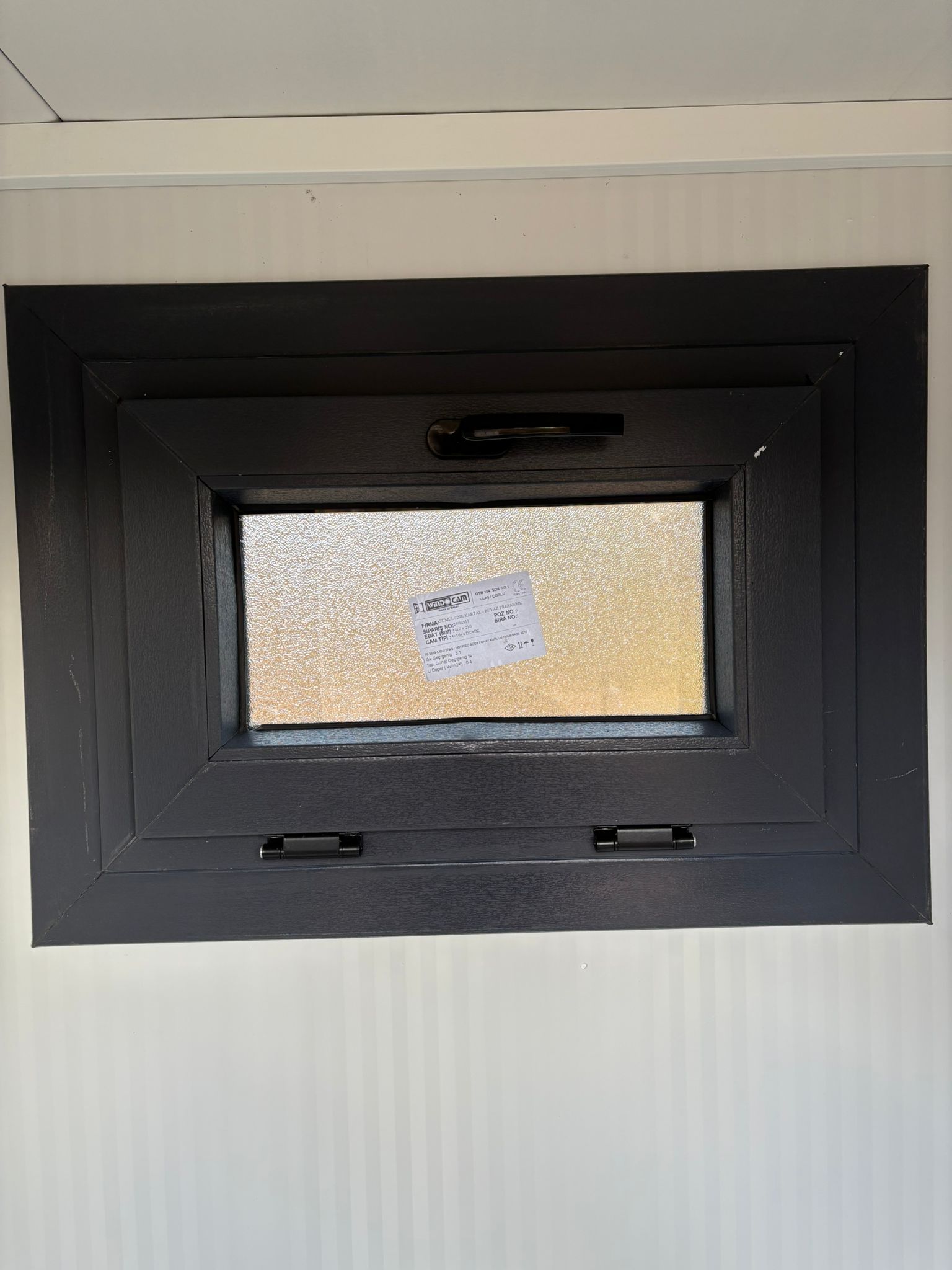 Dicht draaikiepraam van een dubbele toiletunit.