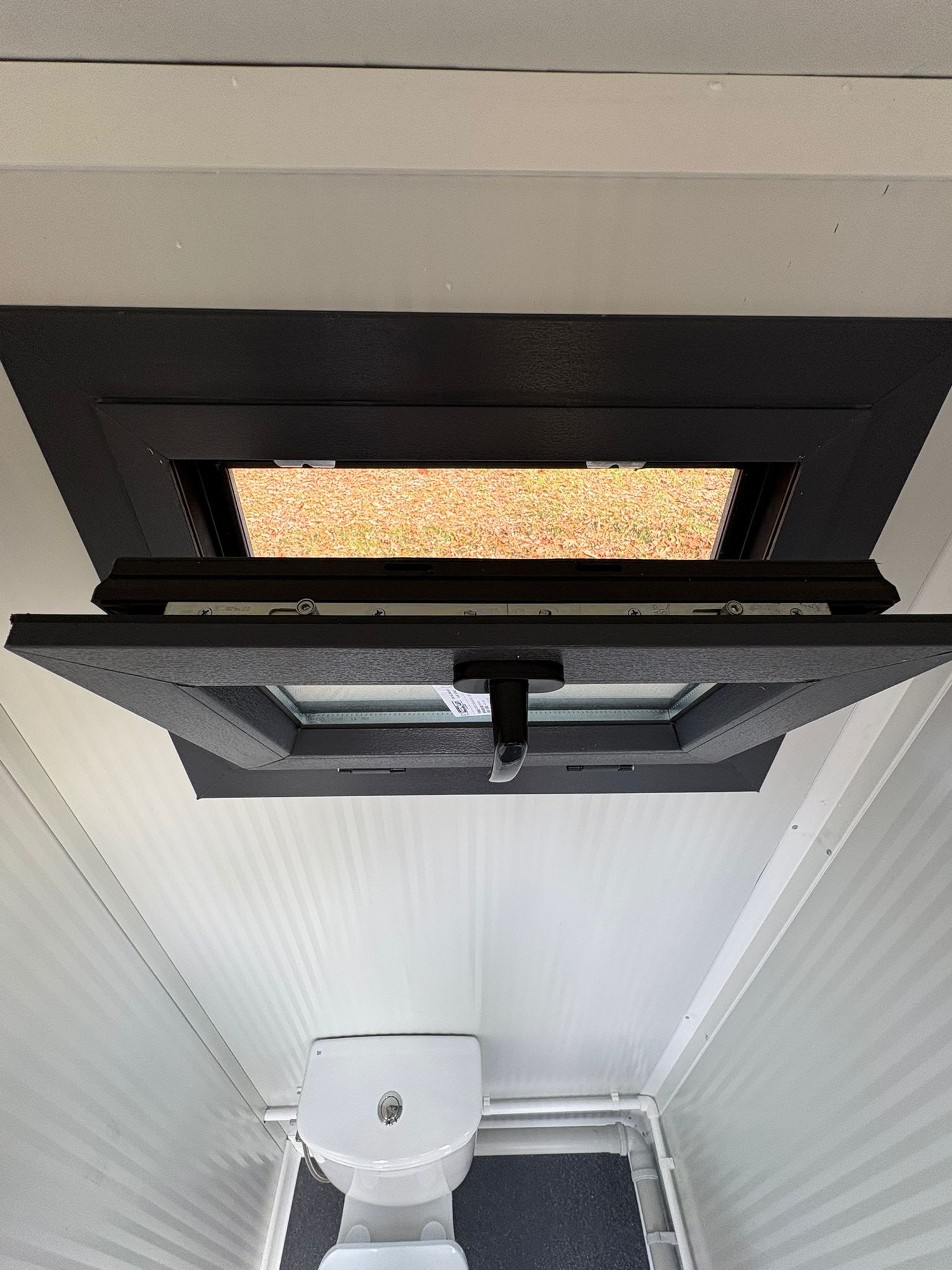 Openstaand draaikiepraam aan de rechterzijde.