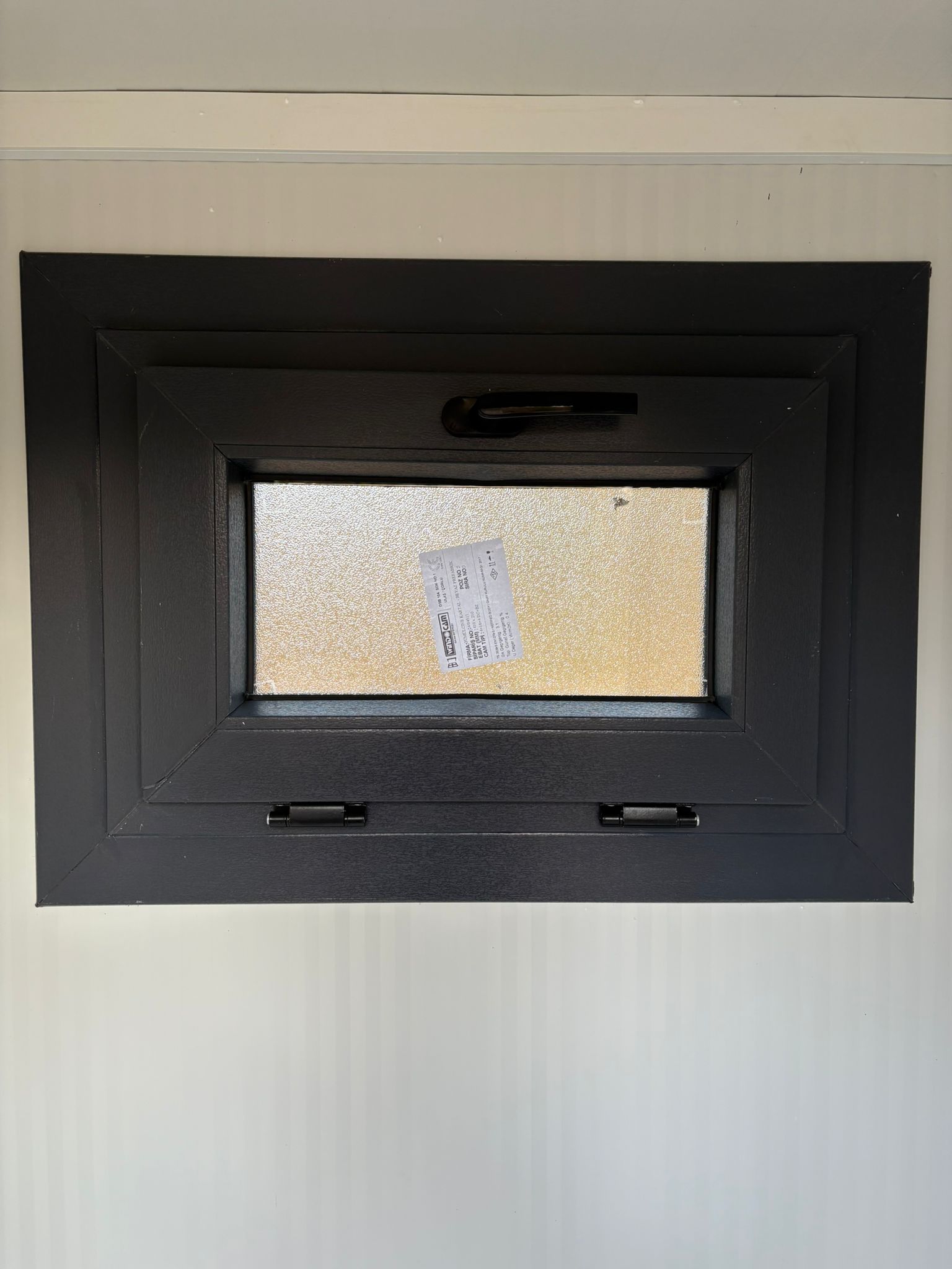 Dicht draaikiepraam aan de rechterzijde van een dubbele toiletunit.