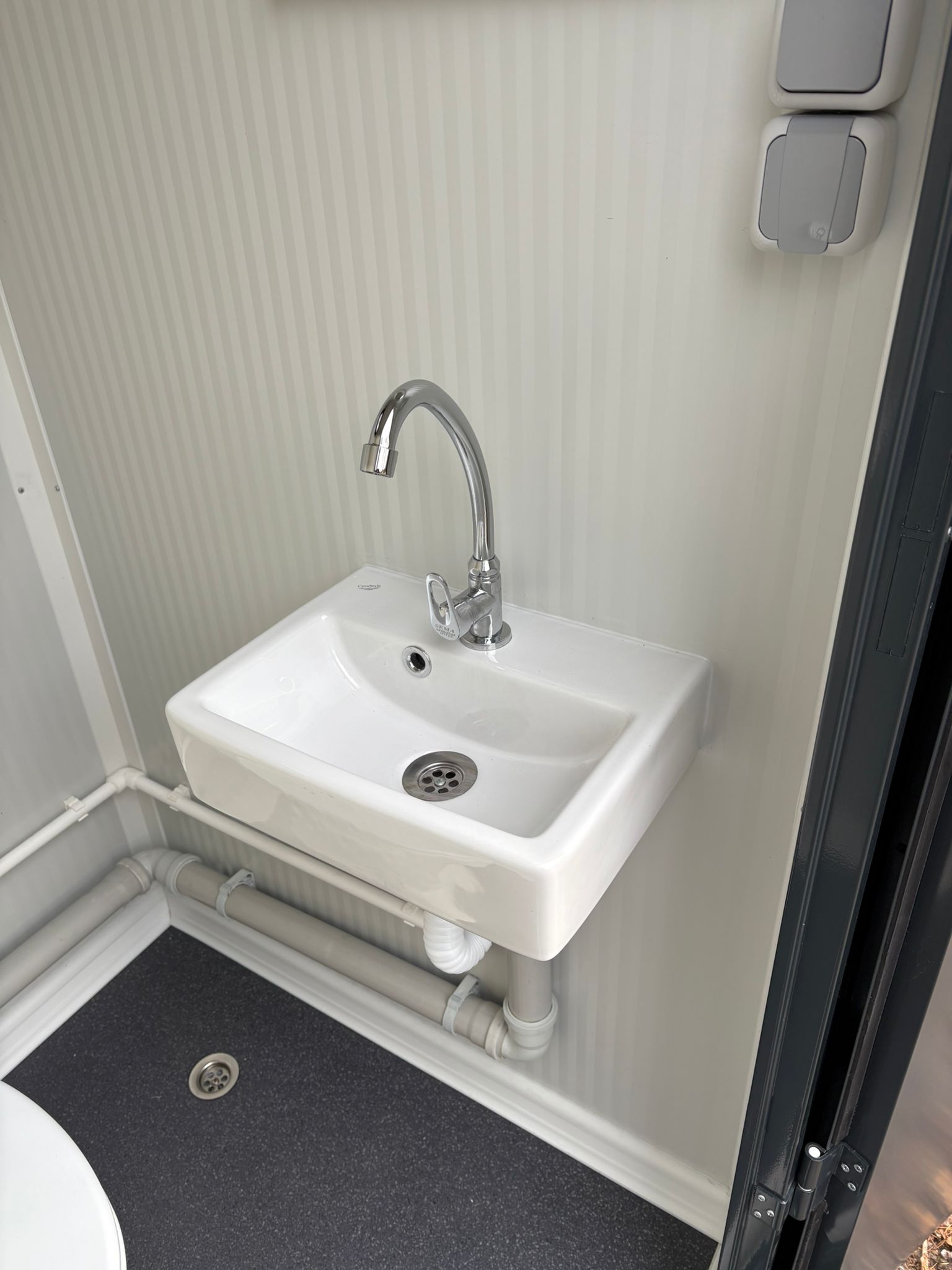 Fontein in een dubbele toiletunit.