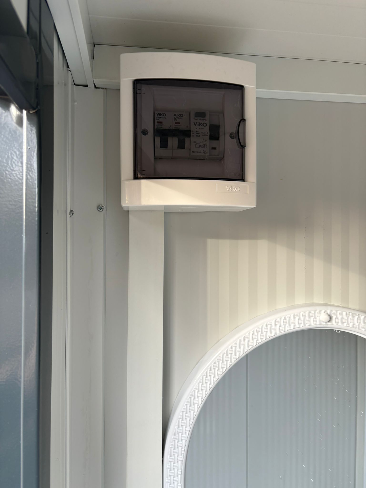 Groepenkast van een dubbele toiletunit.