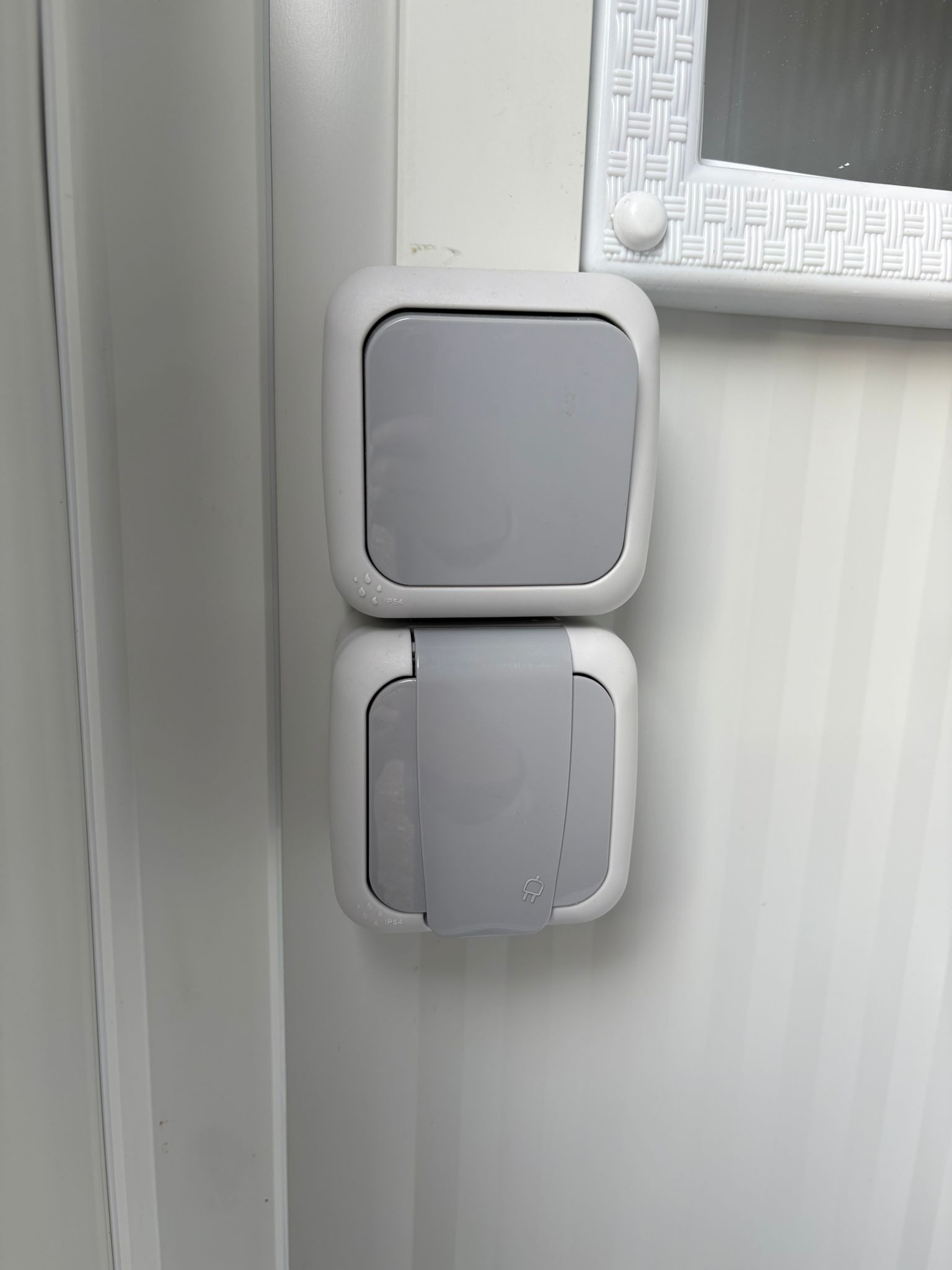 Lichtschakelaar en wandcontactdoos.