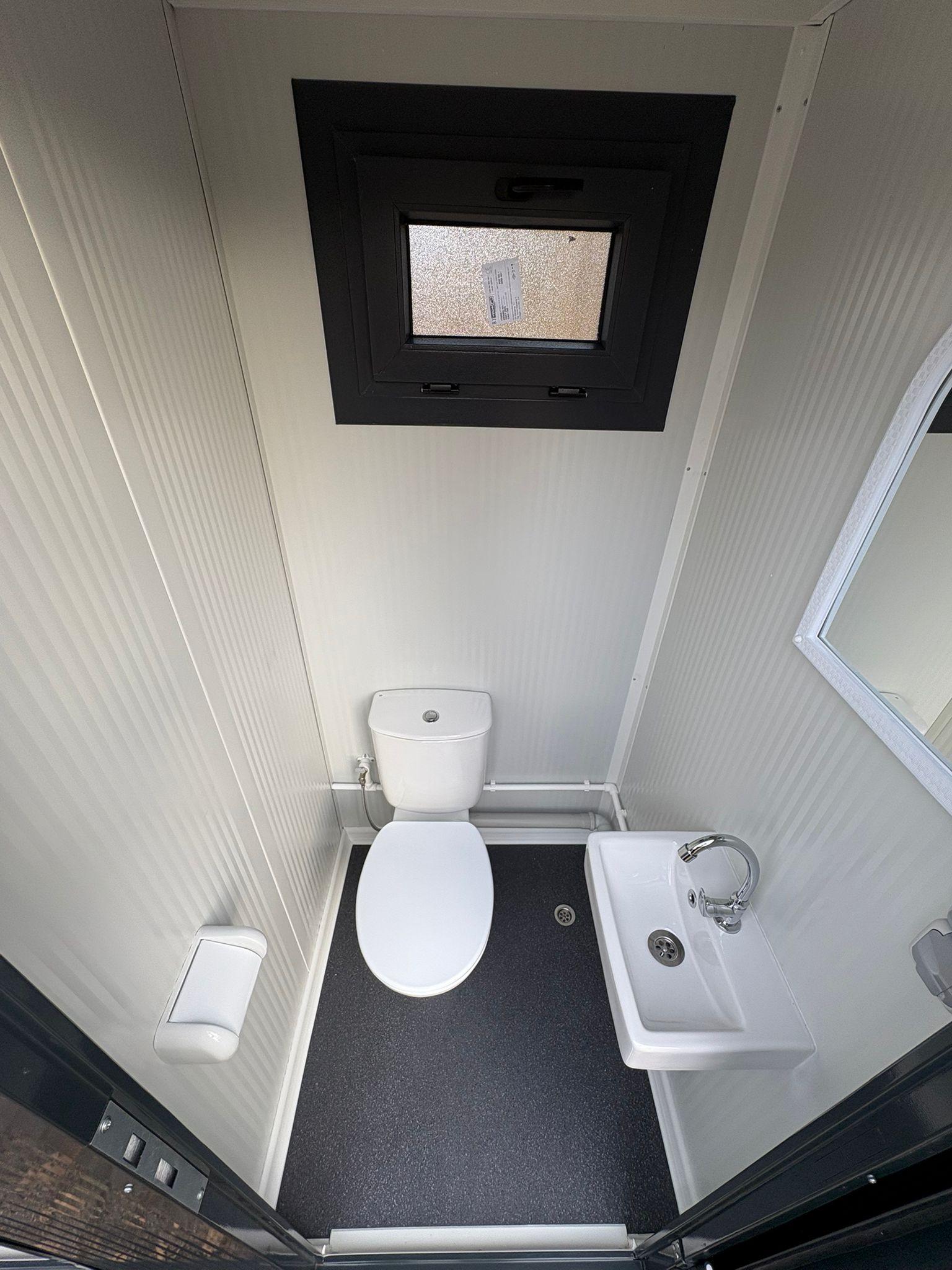 Overzicht van de rechter ruimte in een dubbele toiletunit.