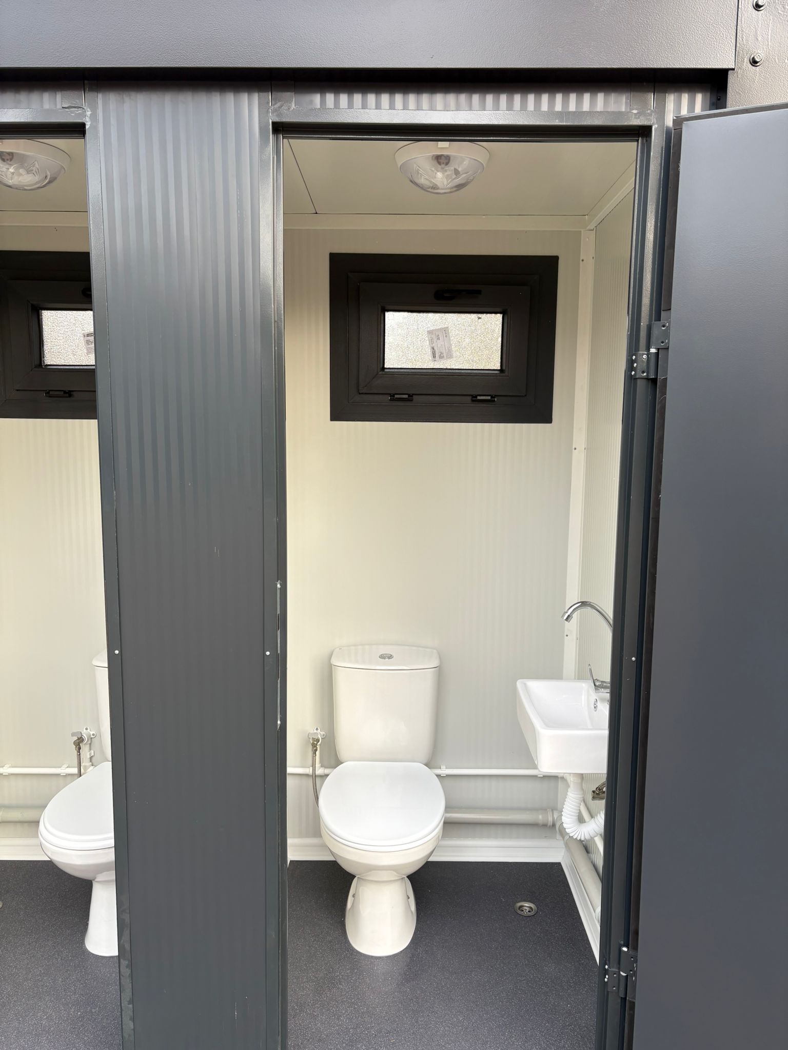 Rechterzijde van een dubbele toiletunit.