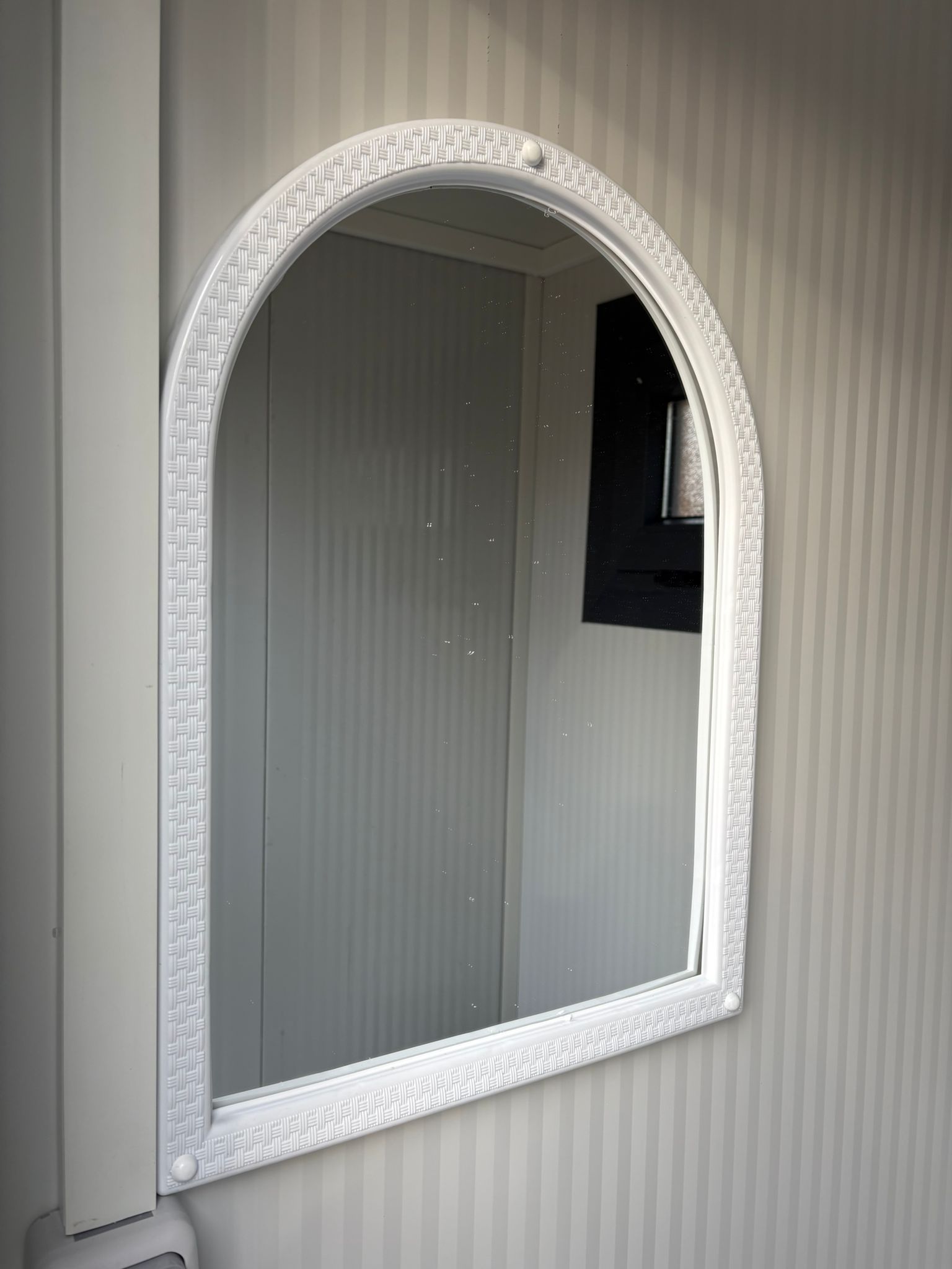 Spiegel in een dubbele toiletunit.