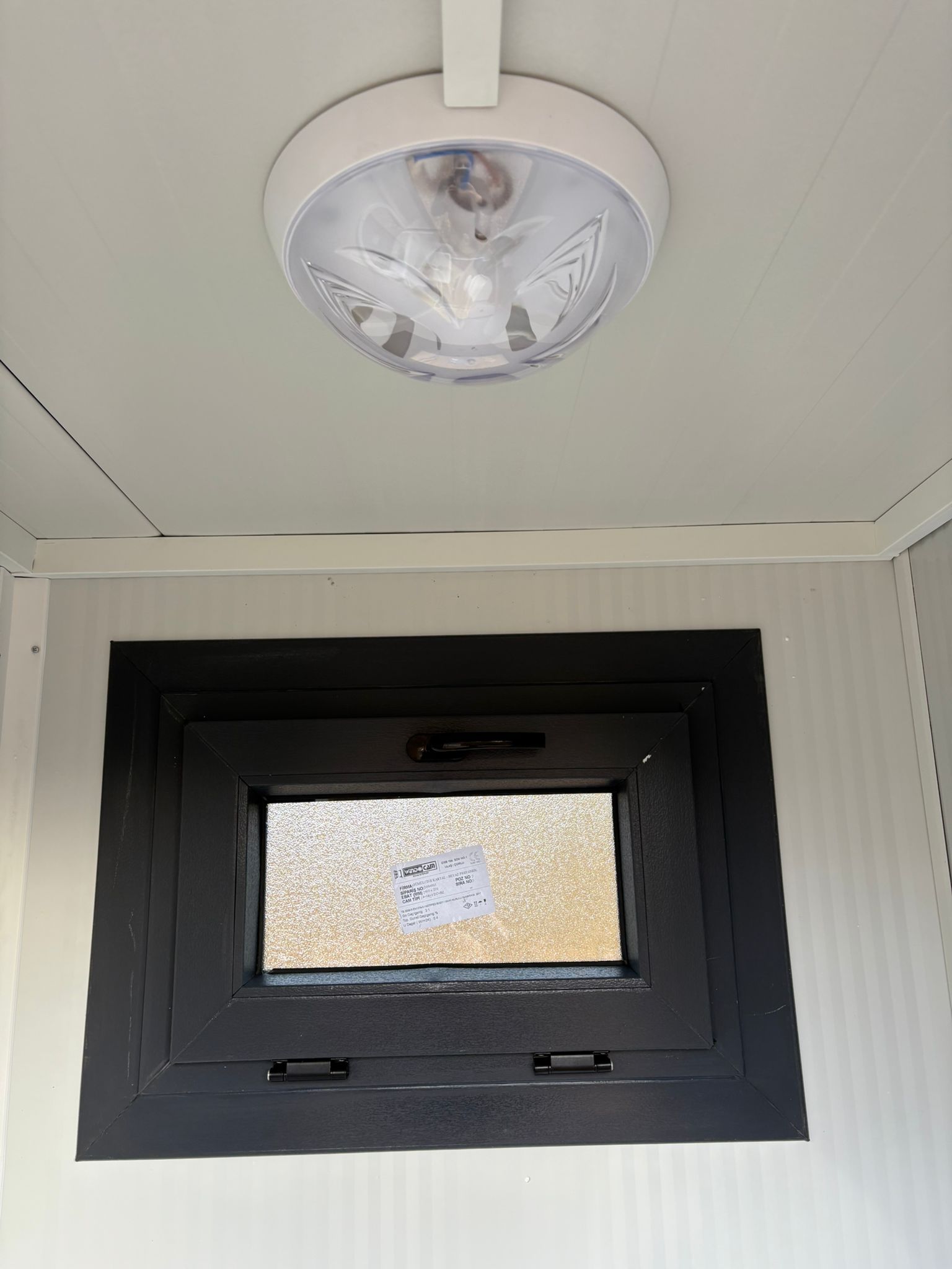 Verlichting in een dubbele toiletunit.