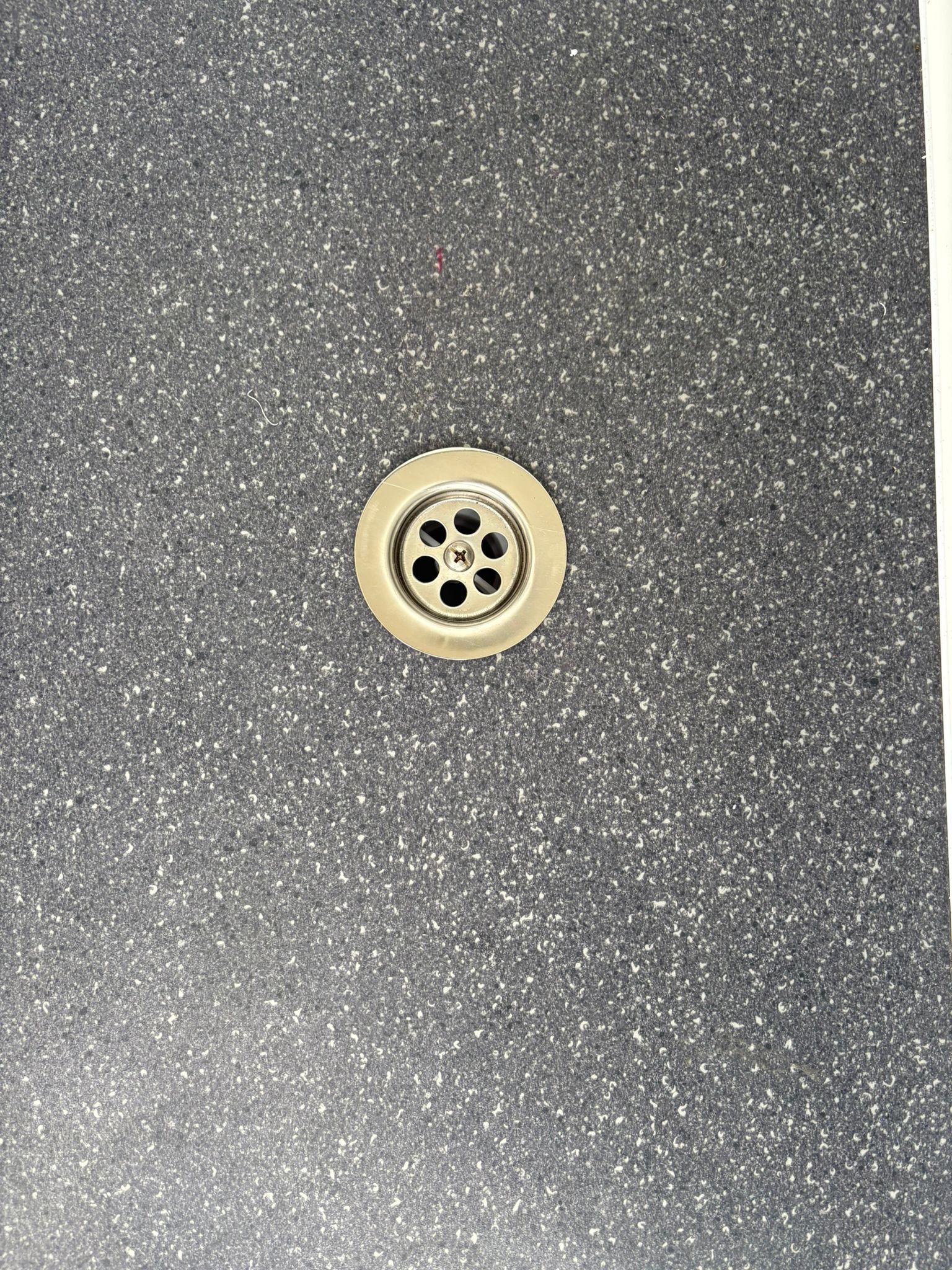 Vloerput aan de rechterzijde van een dubbele toiletunit.