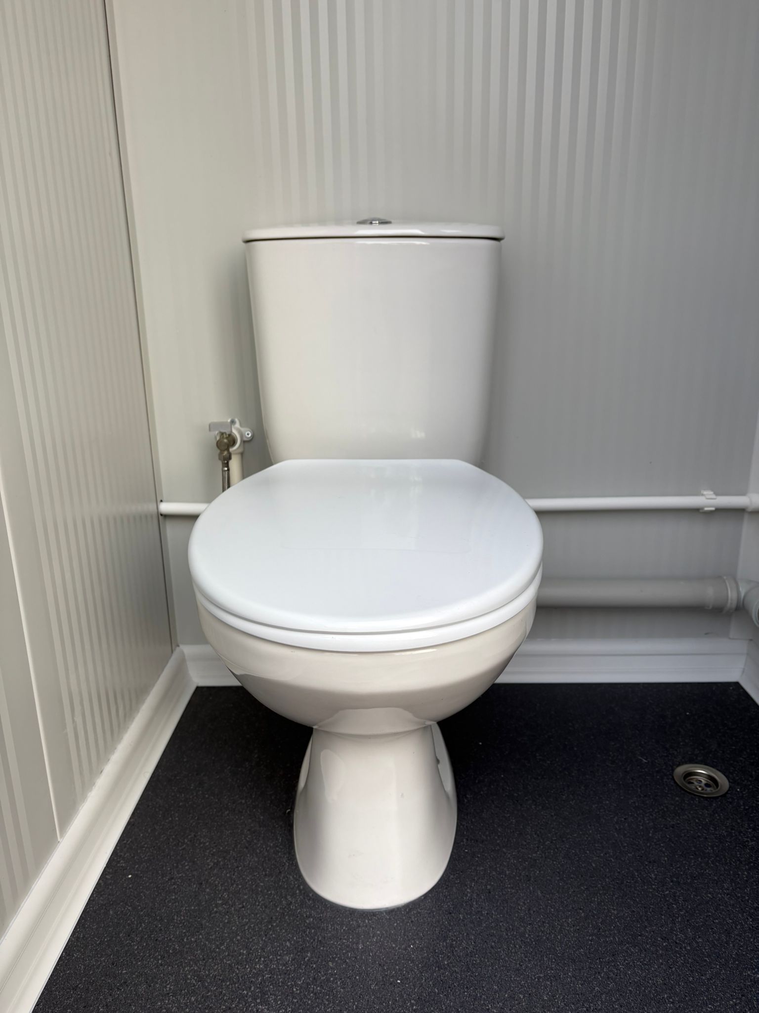 WC-pot aan de rechterzijde van een dubbele toiletunit.
