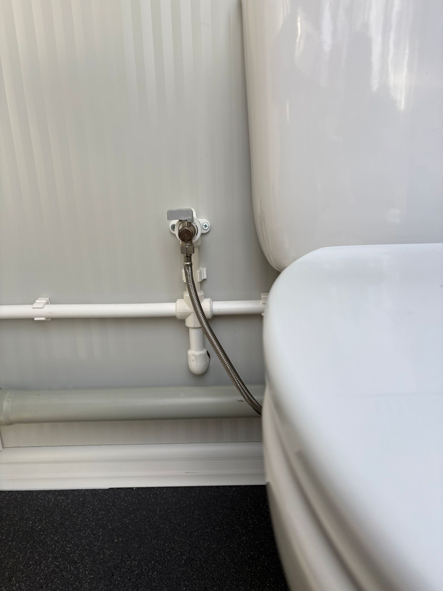 Aansluiting van het toilet in een toilet- en urinoirunit.