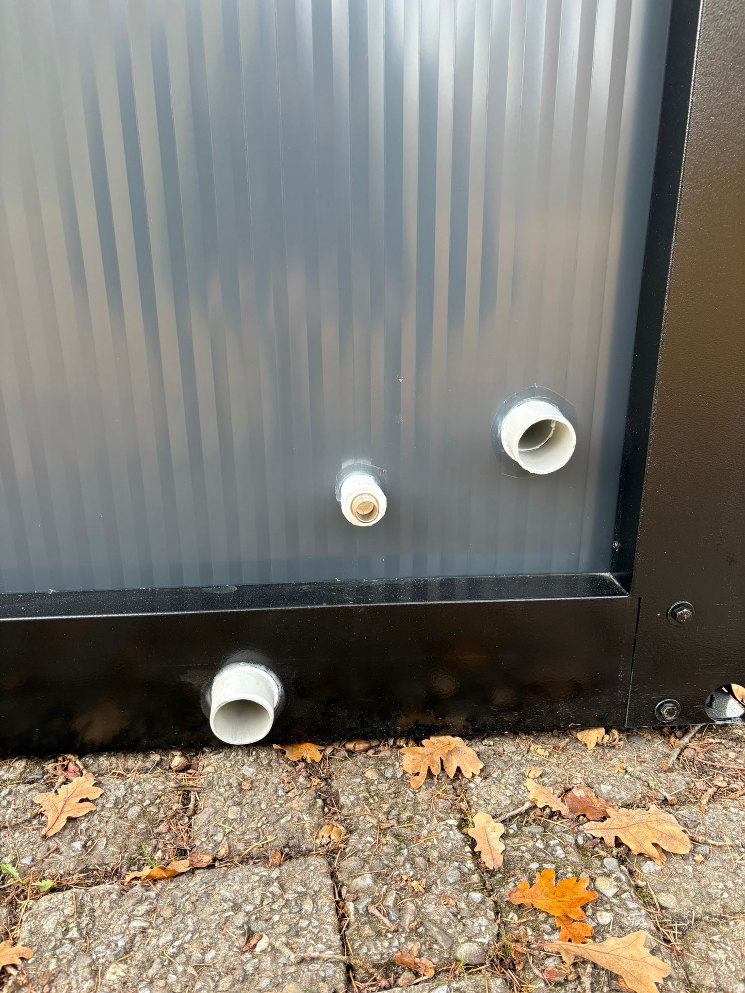 Afvoer en aansluiting van een doucheunit met omkleedruimte.