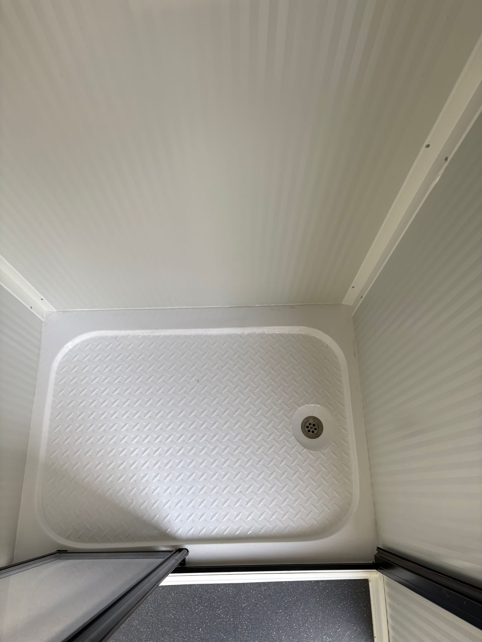 Douchebak van een doucheunit met omkleedruimte.