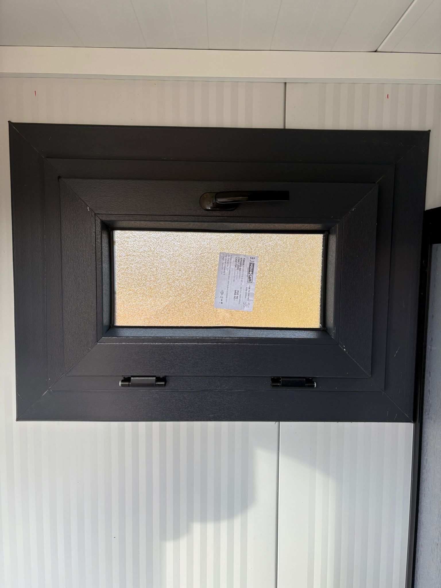 Draaikiepraam van een doucheunit met omkleedruimte.