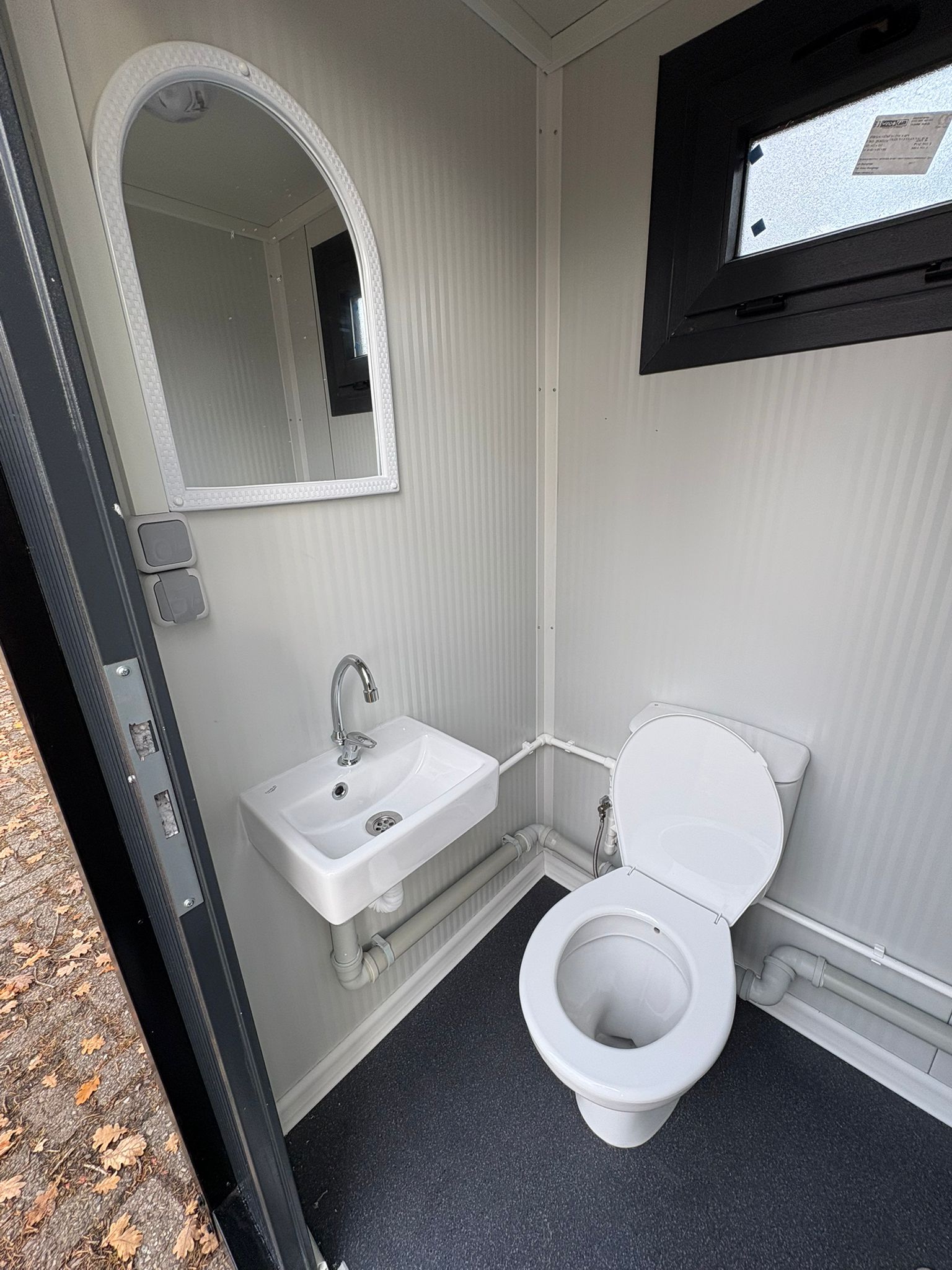 Fontein single toilet unit met urinoir