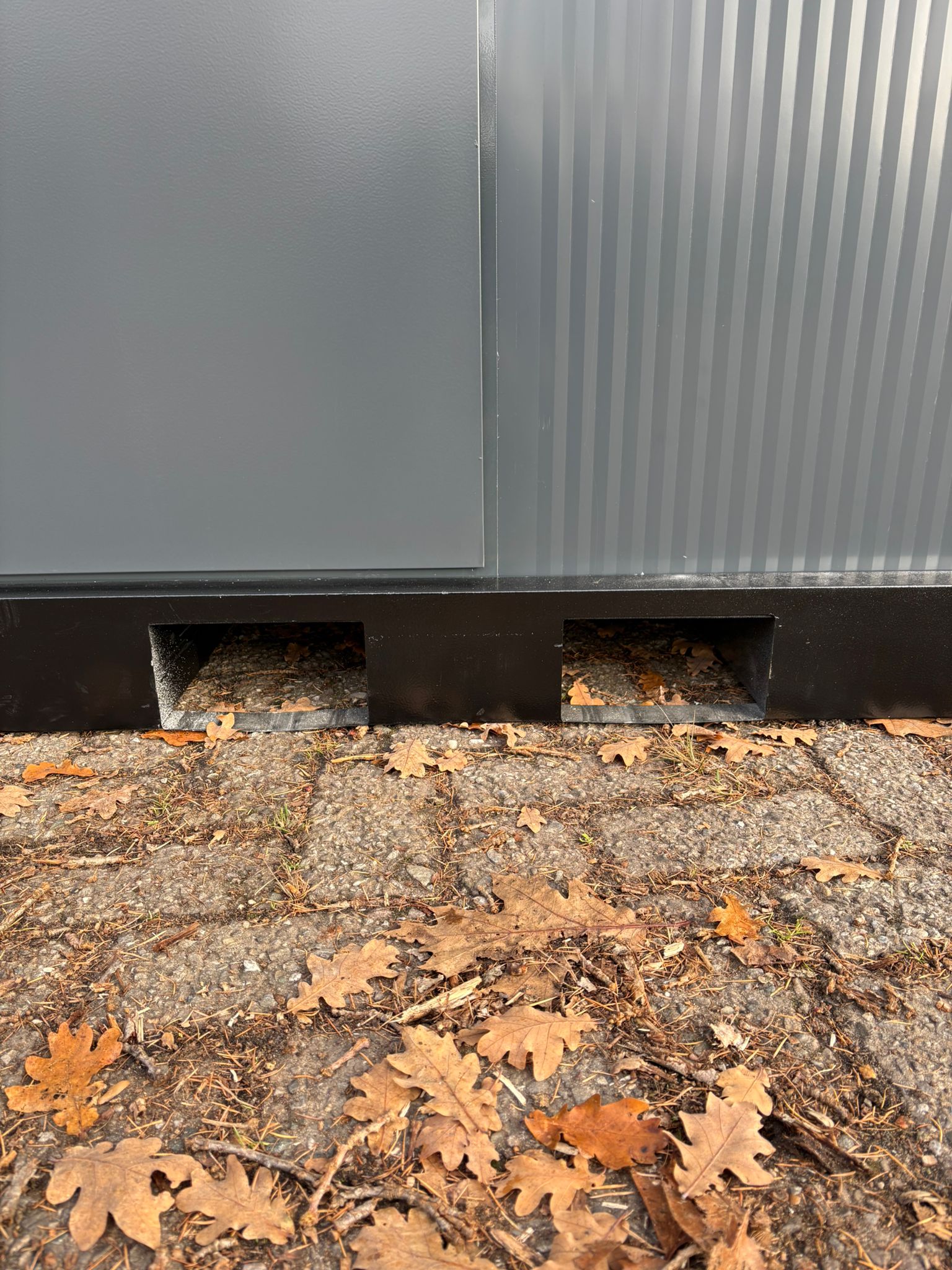 Heftrucksleuven van een doucheunit met omkleedruimte.