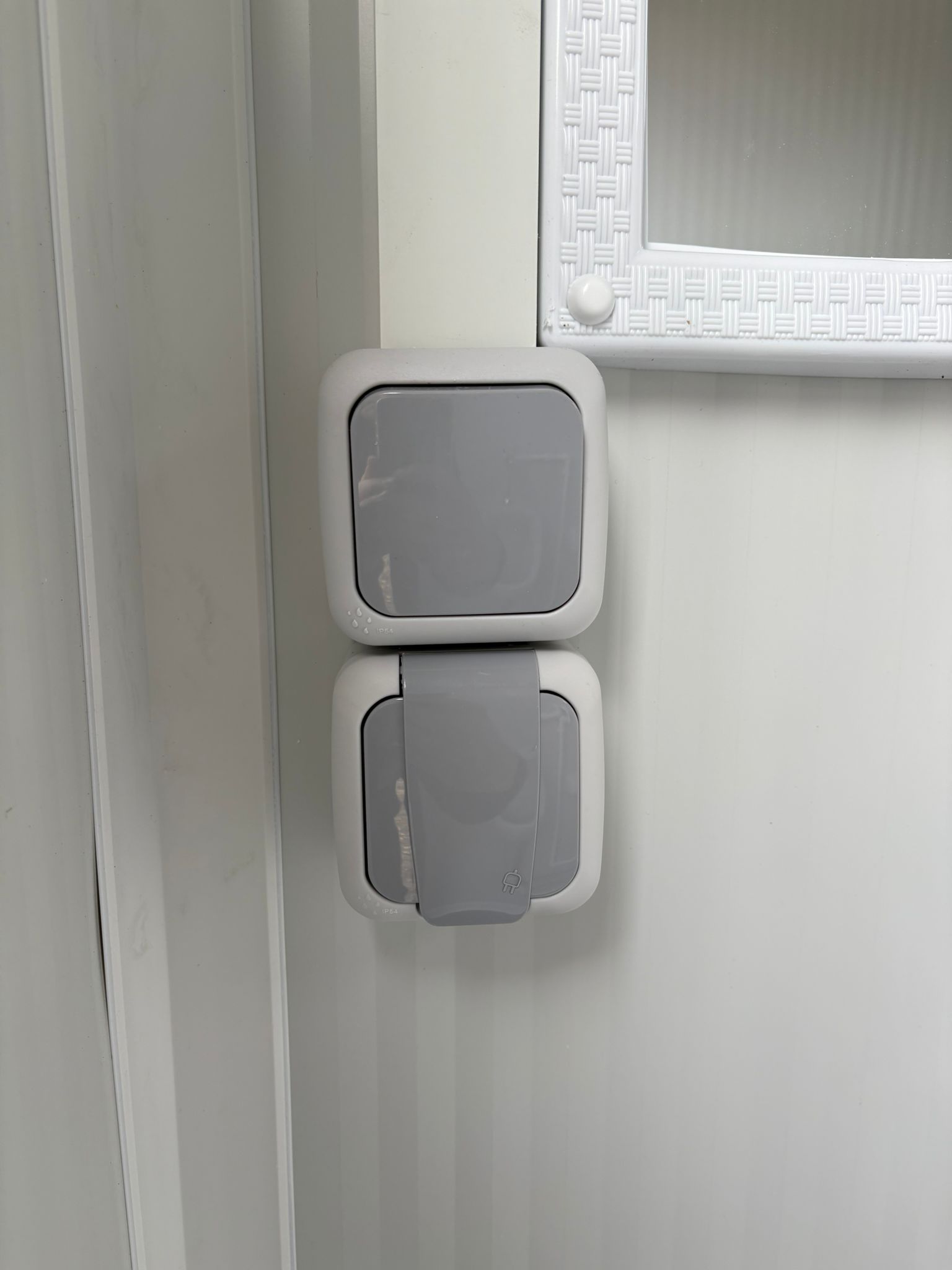 Lichtschakelaar met wandcontactdoos.