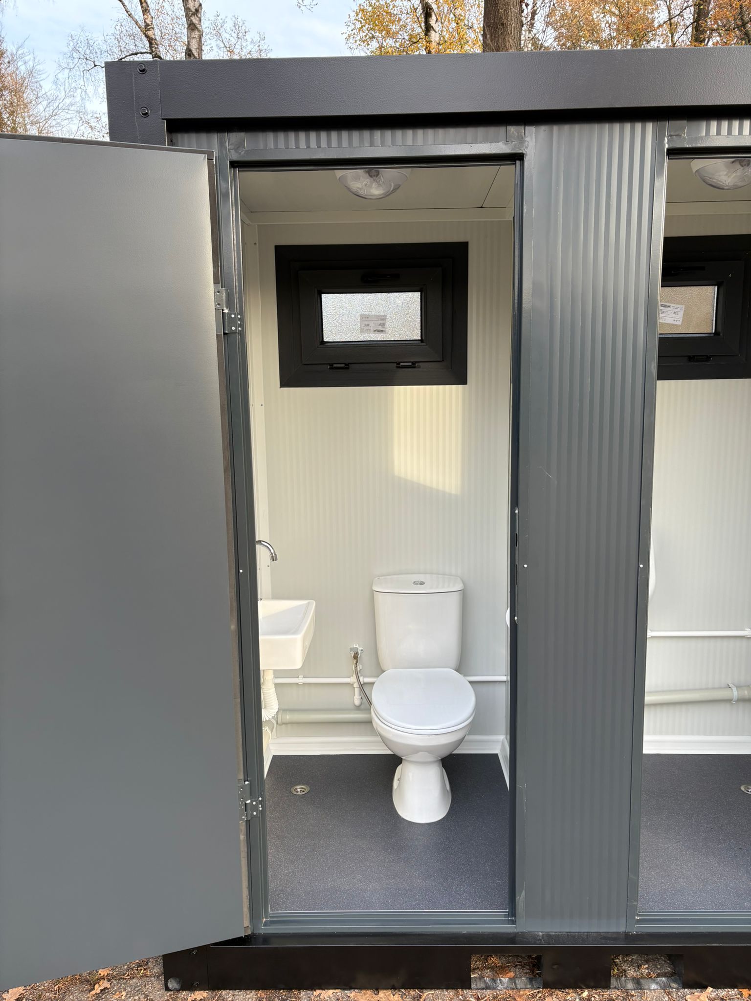 Linkerkant van een toilet- en urinoirunit.