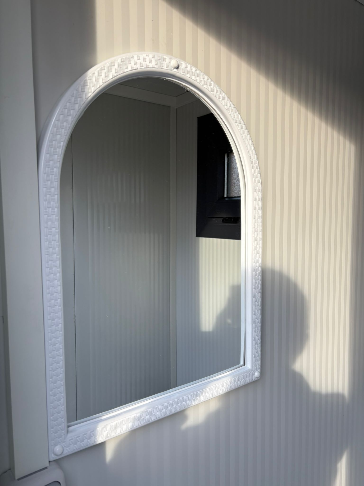 Spiegel in een toilet- en urinoirunit.