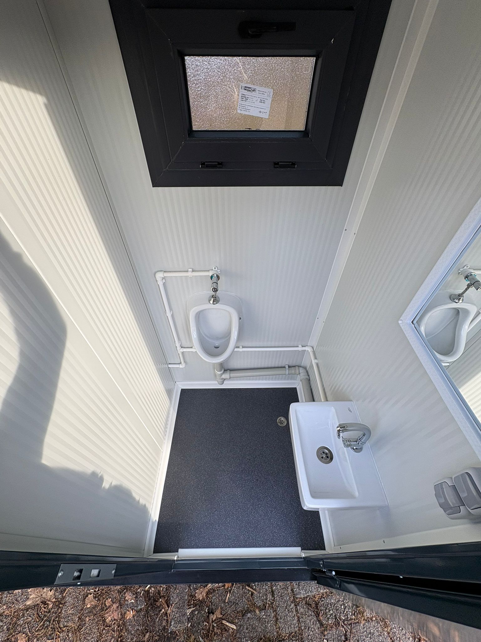 Urinoir in een toilet- en urinoirunit.