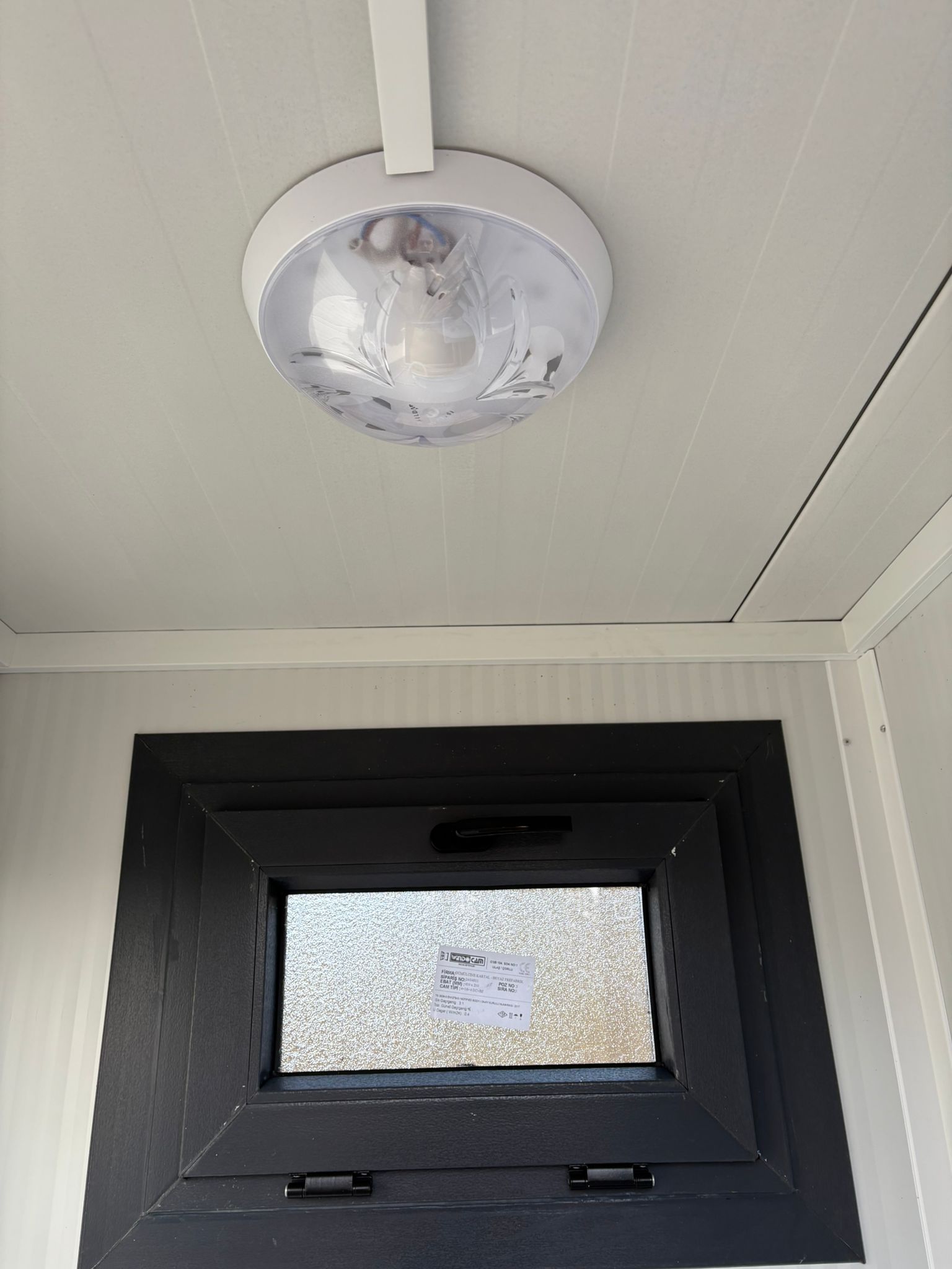 Verlichting met draaikiepraam in een toilet- en urinoirunit.