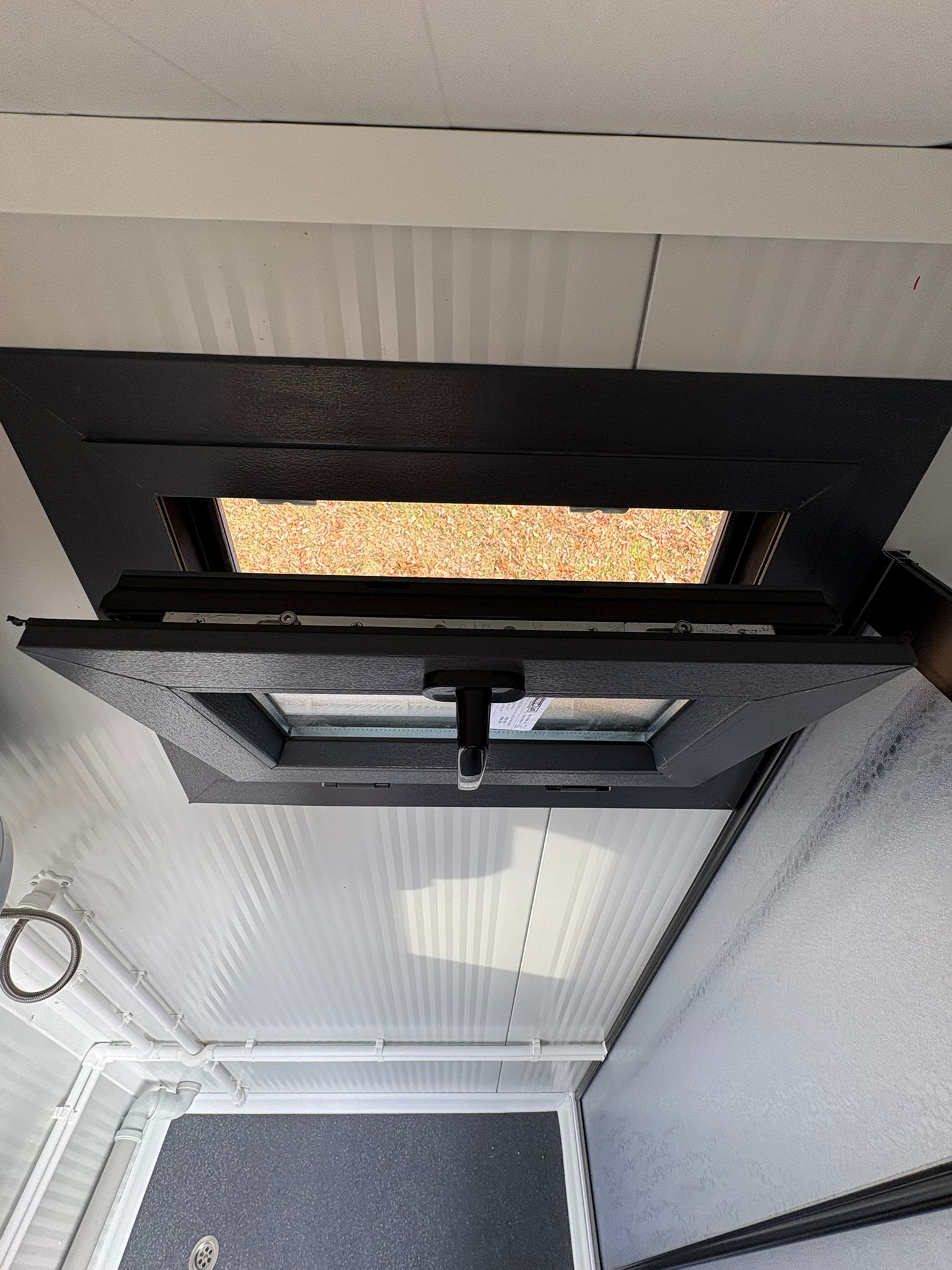 Openstaand draaikiepraam.